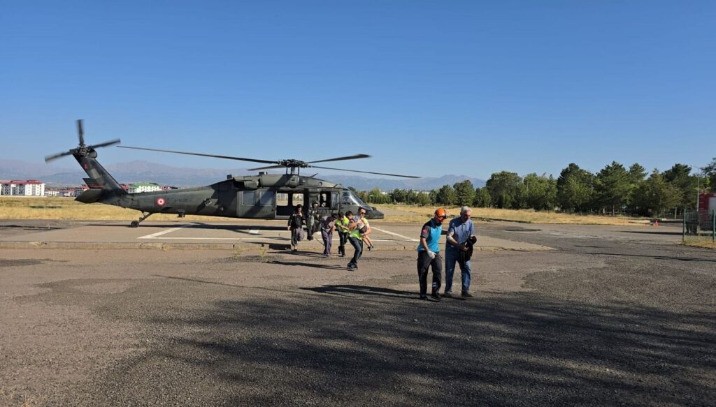 bingolde gida zehirlenmesi askeri helikopterle hastaneye kaldirildilar YJwlLMnm