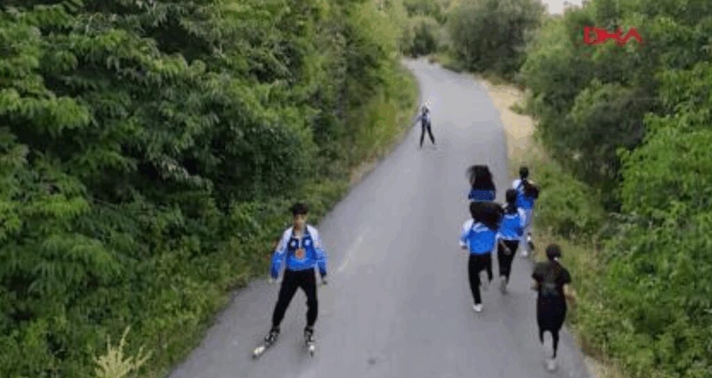 kayakli kosu takimi sporculari 40 derecede asfalt yolda calisiyor FELntaJT