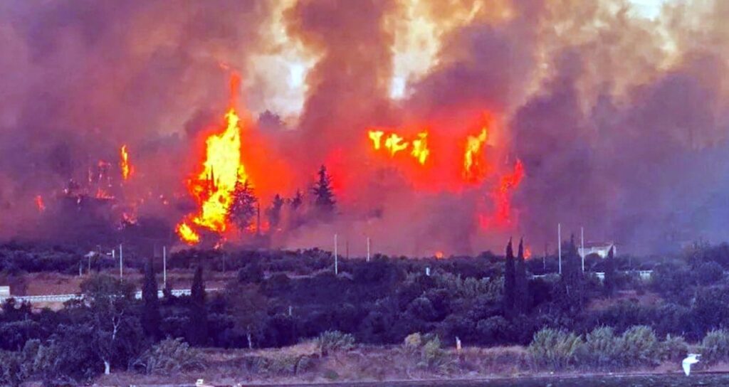 turistik ada alev alev yuzlerce kisi plajlarda mahsur kaldi f65rUf9C