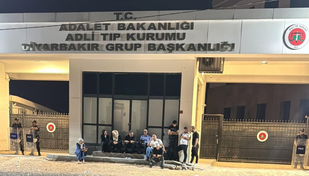 6 yasindaki cocuk yan yatan romorkun altinda can verdi e2SmBMQJ