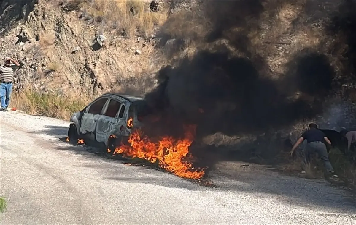 antalyada otomobil yangini kisa surede sonduruldu YeWqVhxS