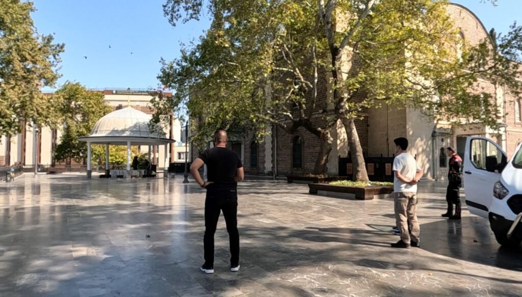 balikesirde tarihi camide supheli canta panigi 2vH7VGX4