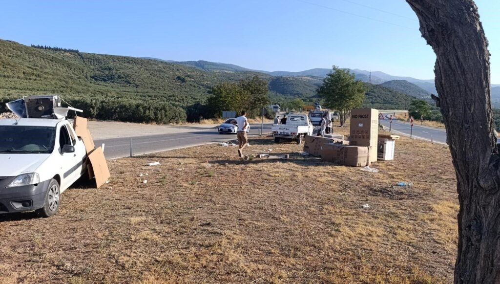 beyaz esya yuklu kamyonet kaza yapti 1 kisi yaralandi uvIKnbVd