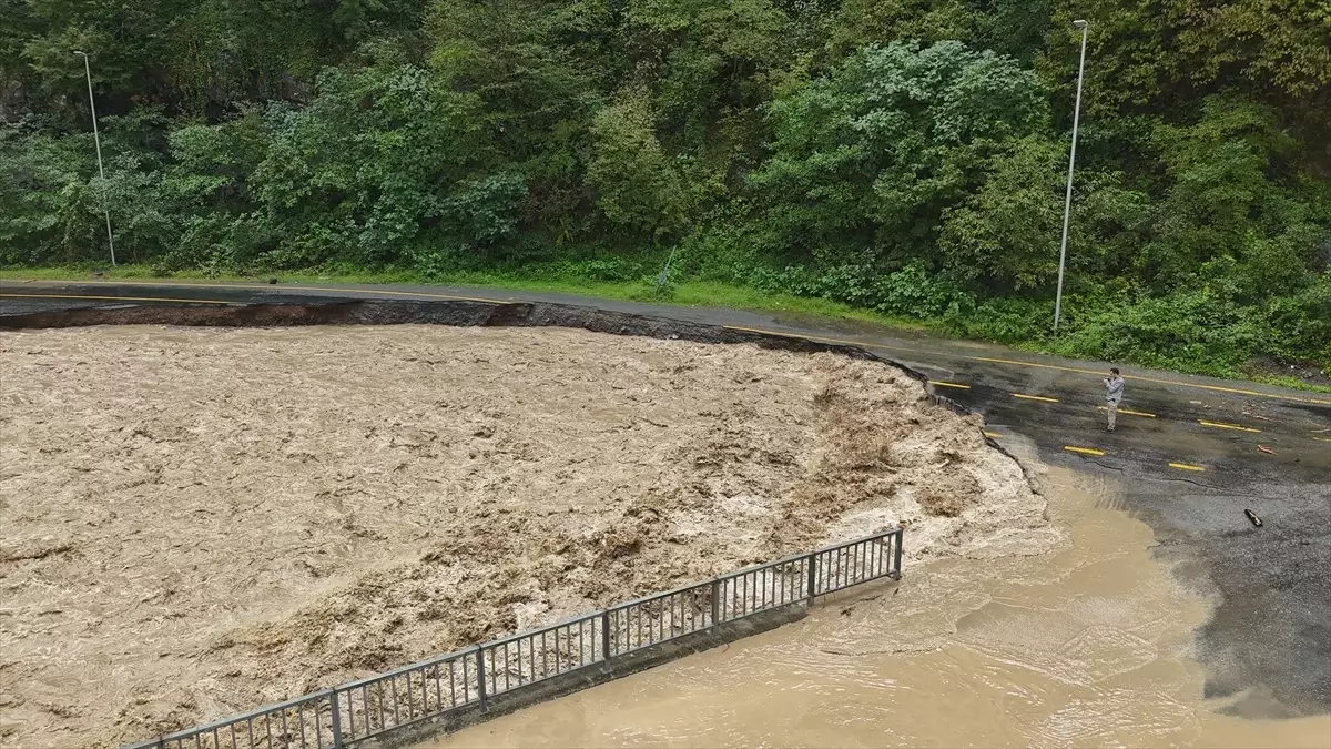 borckada saganak taskin ve heyelanlara yol acti 8lyIQjb1