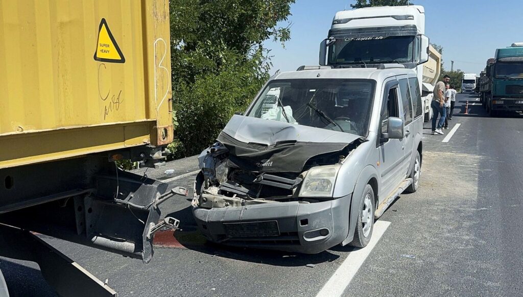 manisada 3 arac birbirine girdi 4u cocuk 6 yarali EdzWJsPC