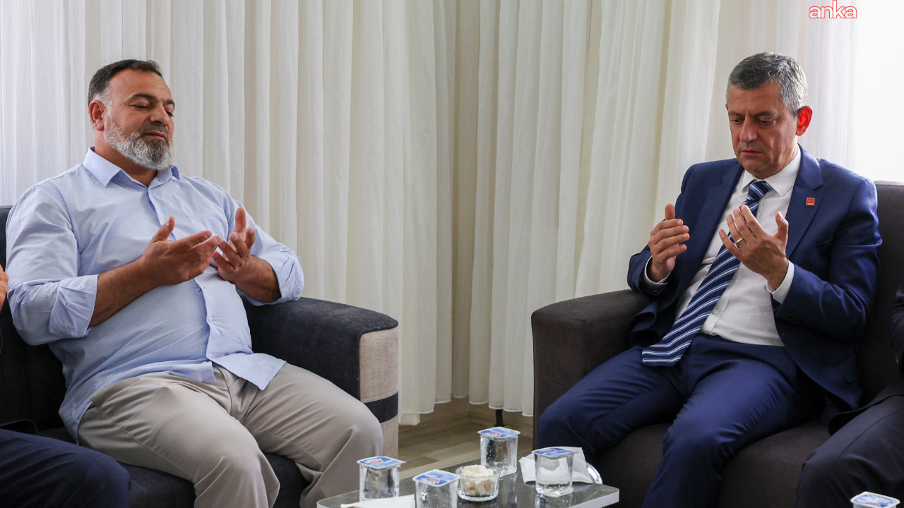 ozgur ozel sehit ailesini ziyaret etti VGs8JUdJ