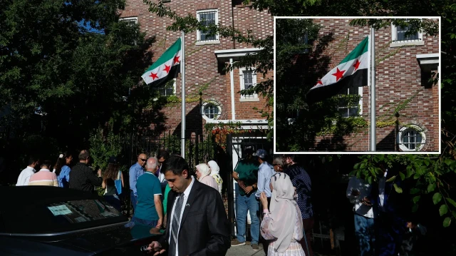 suriye bayragi washingtonda gondere cekildi xLavRwng