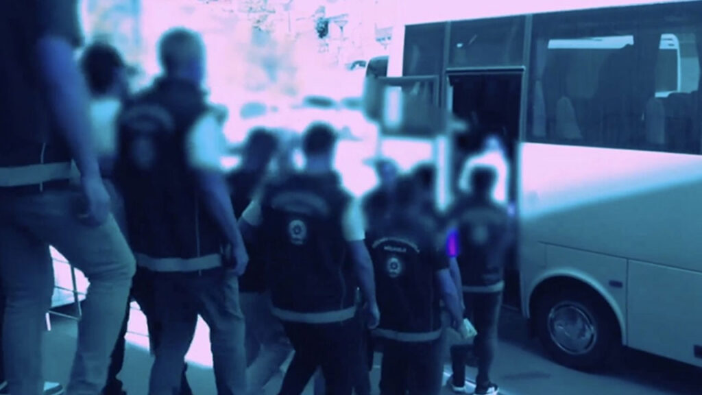 bakan yerlikaya 81 ilde yapilan denetimlerde 169 gocmen kacakcisi ve 783 duzensiz gocmen yakalandi x6pGIuAT.jpg