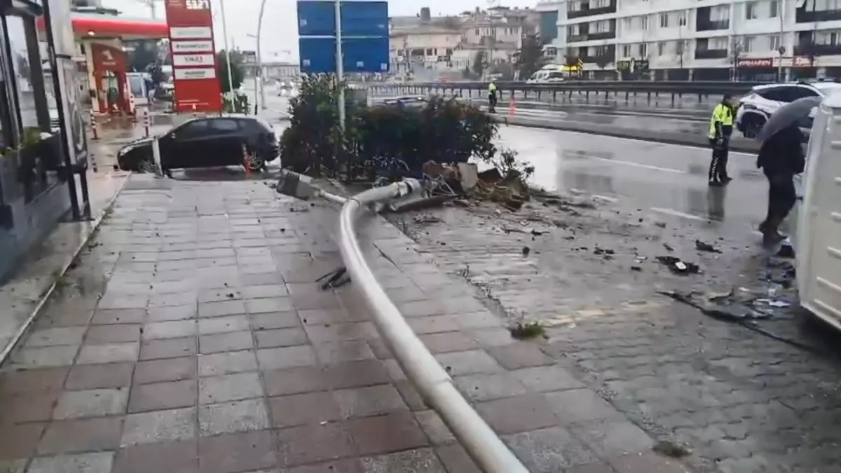 buyukcekmecede minibus devrildi gDkaHhnx.jpg