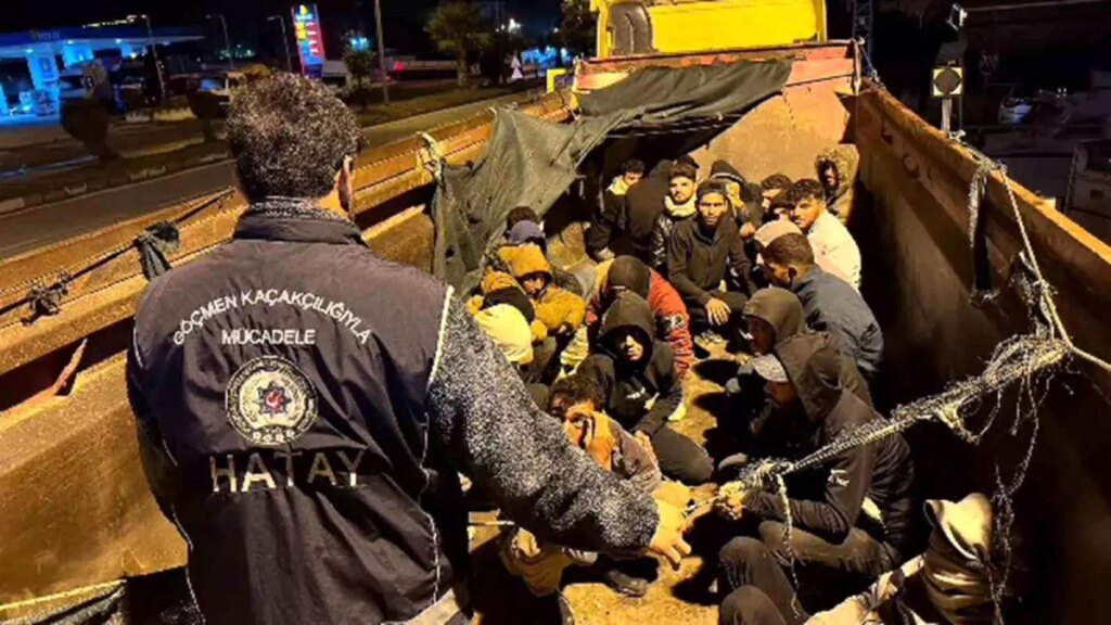 hatayda insan taciri hafriyat kamyonunda 28 kacak gocmenle yakalandi gseBIiri.jpg