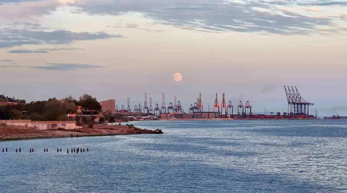 istanbulda dolunay ambarli limaninda kartpostallik manzara olusturdu HQ1Hn46V