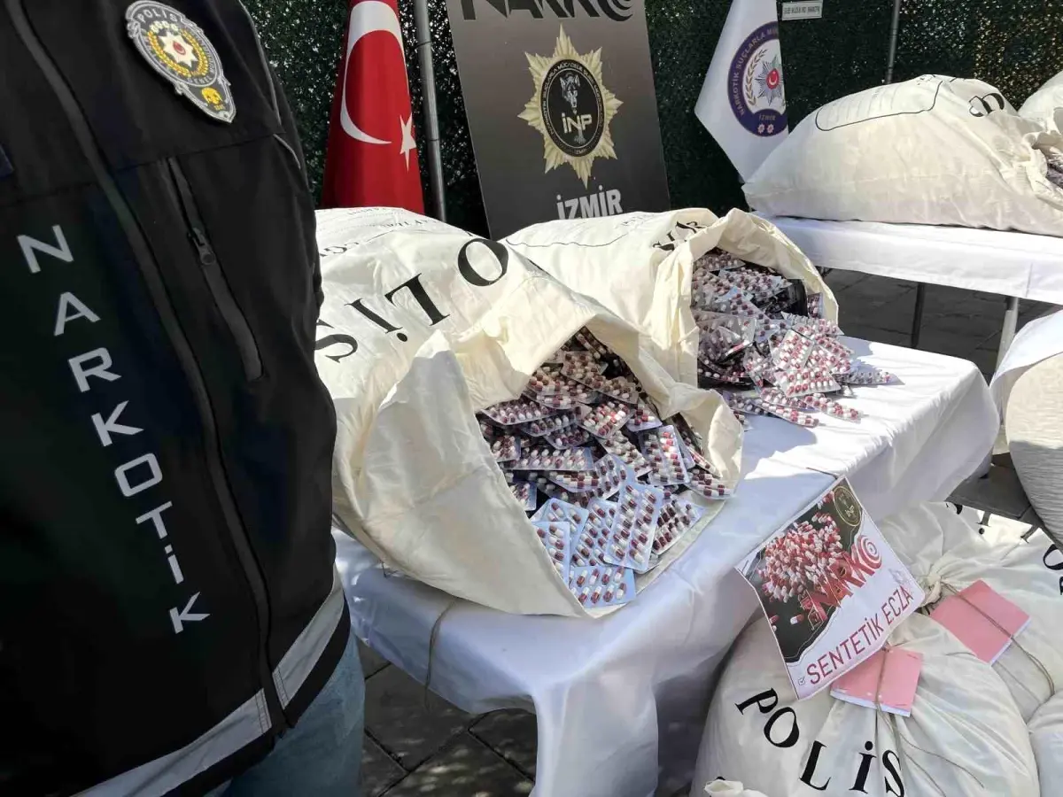 izmirde rekor uyusturucu operasyonu 903 bin adet sentetik ecza ele gecirildi TZ8sxLHG