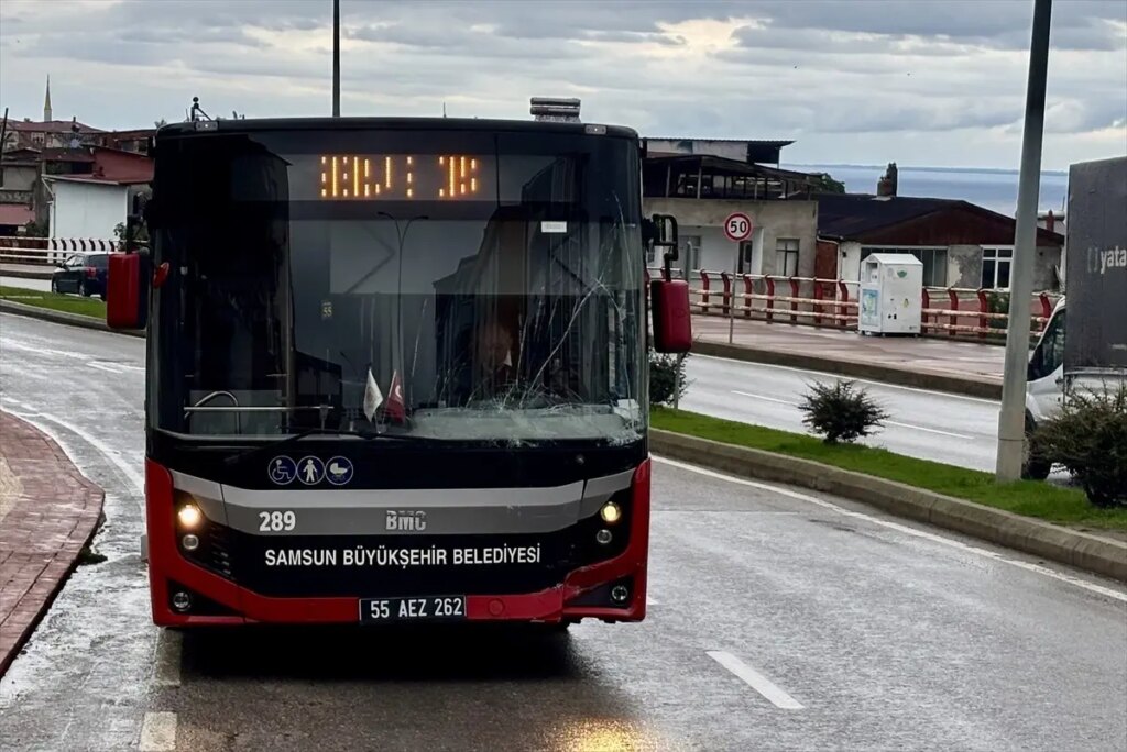 kamyonet ile halk otobusu carpisti 2 yarali lC3BJjSf.jpg