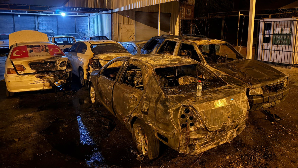 mersinde kimligi belirsiz bir kisi park halindeki 5 araci kundakladi XfNq8vLF.jpg