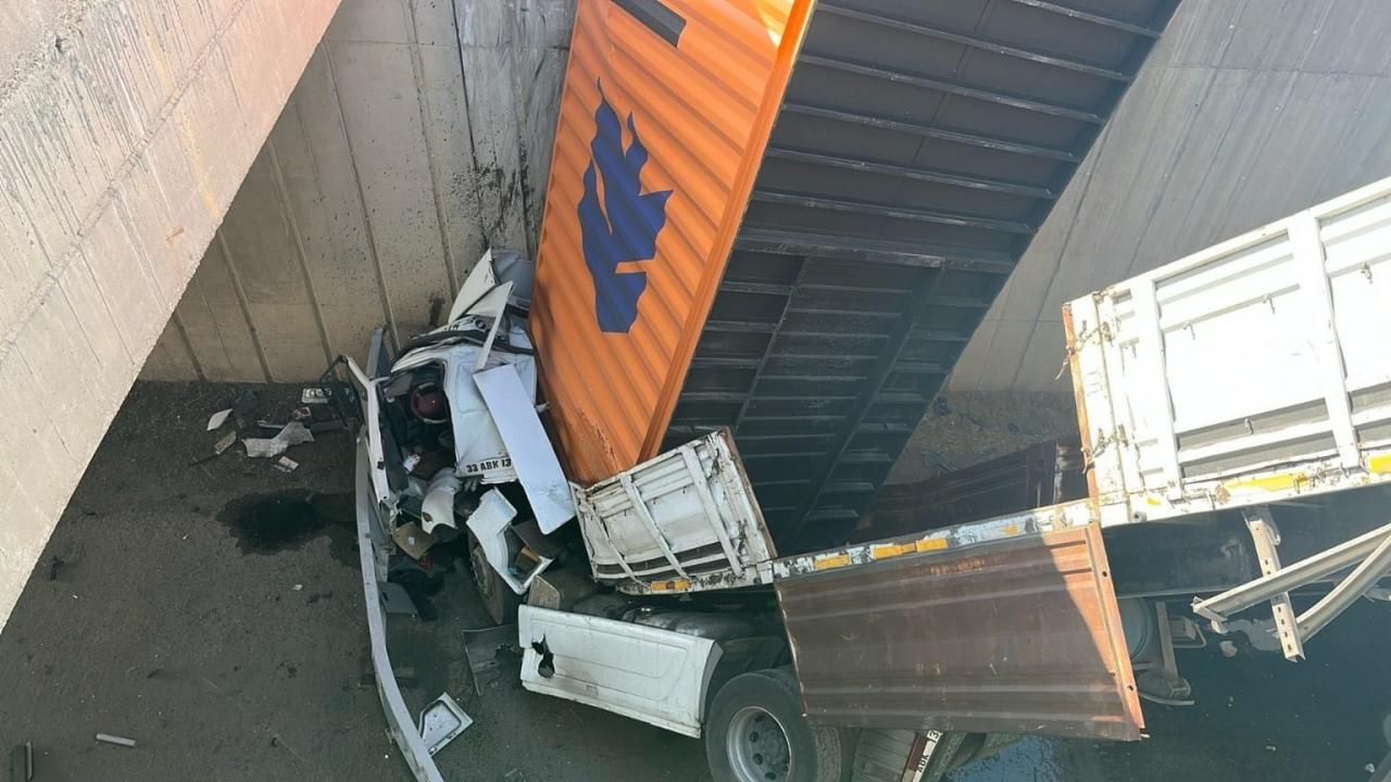 gaziantepte kamyonete carpan tir kopruden dustu 2 yarali hT6CbxZf.jpg