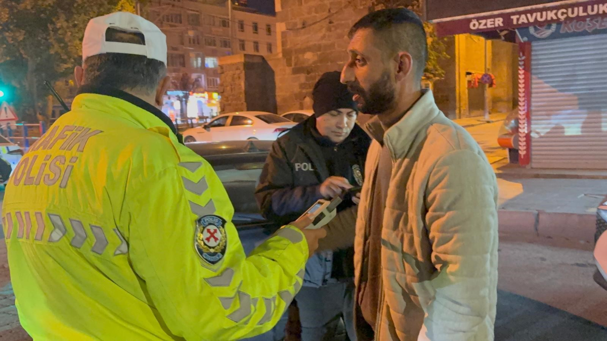 kayseride alkollu surucu kimlik isteyen polise sosyal medya hesabini acti C3epaBKd.jpg