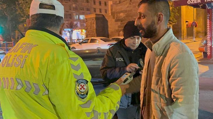 kayseride alkollu surucunun ilginc anlari ehliyet diye sosyal medyasini gosterdi iVw6WJfi.jpg