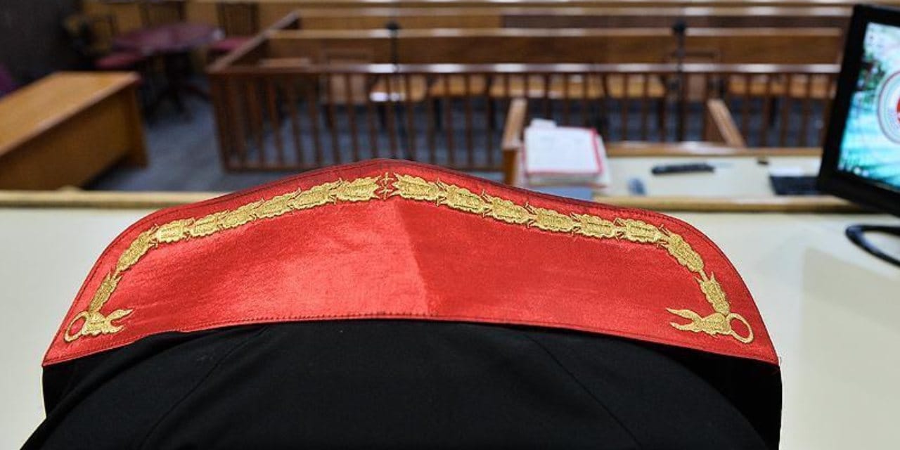 Hakim katibi taciz etti iddiası! Tek ayak cezası verdiği de söylendi