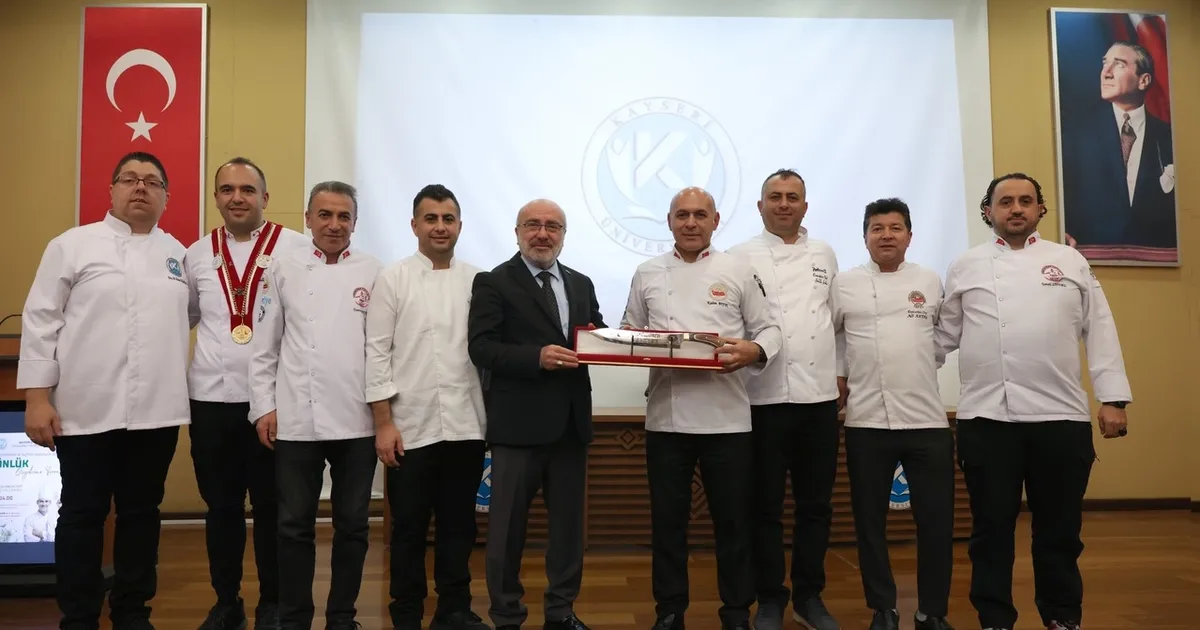 KAYÜ Aşçılık öğrencileri önlüklerini giydi