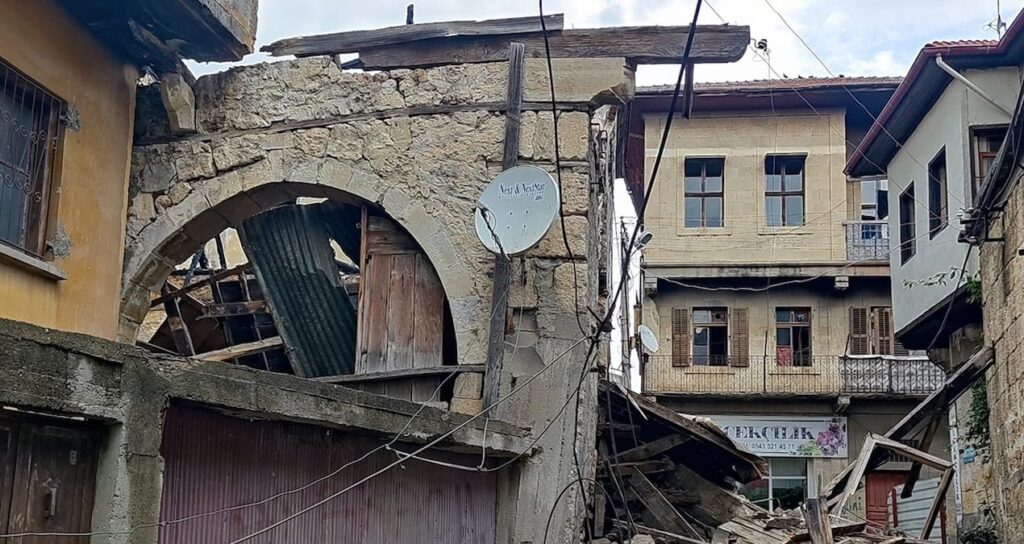 Tarsus’ta yangında hasar gören boş bina yağmur sonrası çöktü